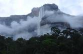 Nuvens cercam o Salto Angel, criando uma paisagem ainda mais mágica no Parque Nacional Canaima, no sul da Venezuela